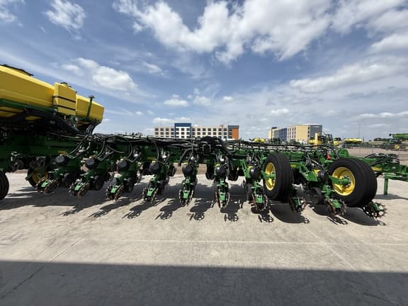 Image of John Deere 1775 equipment image 4