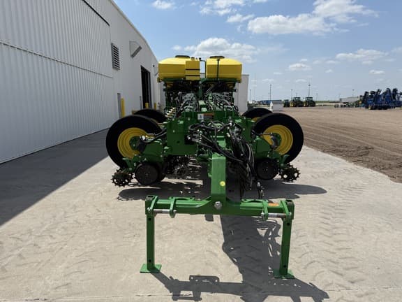 Image of John Deere 1775 equipment image 2