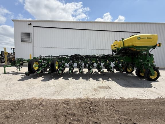 Image of John Deere 1775 equipment image 3