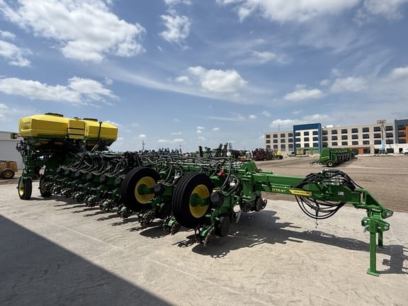 2024 John Deere 1775 Equipment Image0