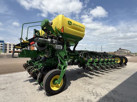 Image of John Deere 1775 equipment image 1