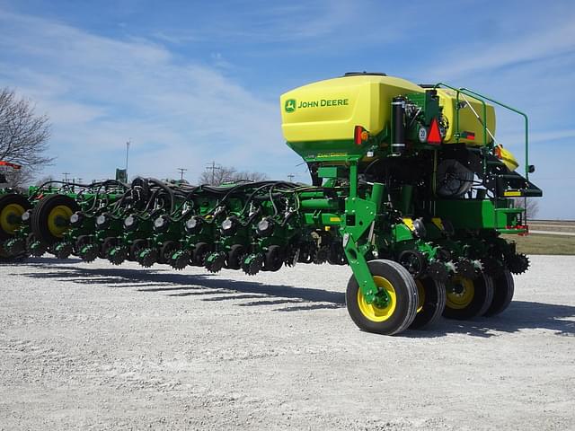 Image of John Deere 1775 equipment image 4