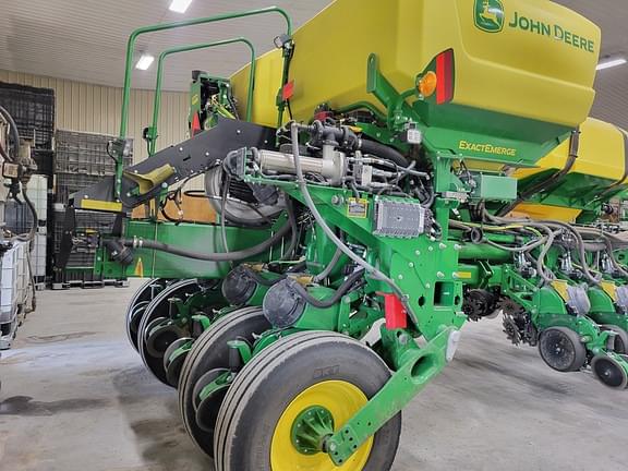 Image of John Deere 1775 equipment image 3