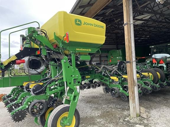 Image of John Deere 1775 equipment image 3