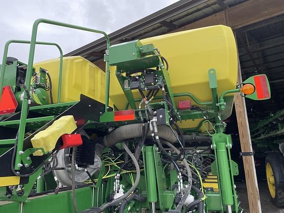 Image of John Deere 1775 equipment image 4