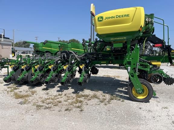 Image of John Deere 1775 equipment image 4