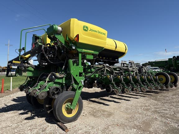 Image of John Deere 1775 equipment image 1