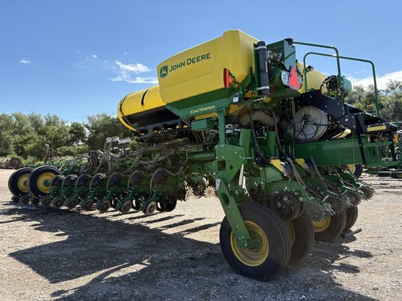 Image of John Deere 1775 equipment image 2