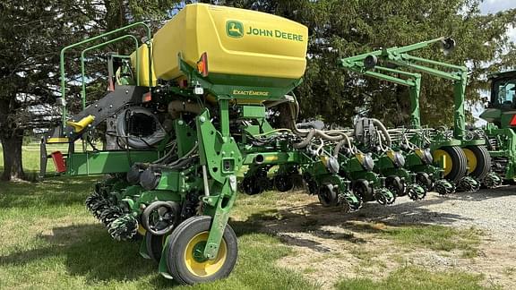 Image of John Deere 1775 equipment image 3