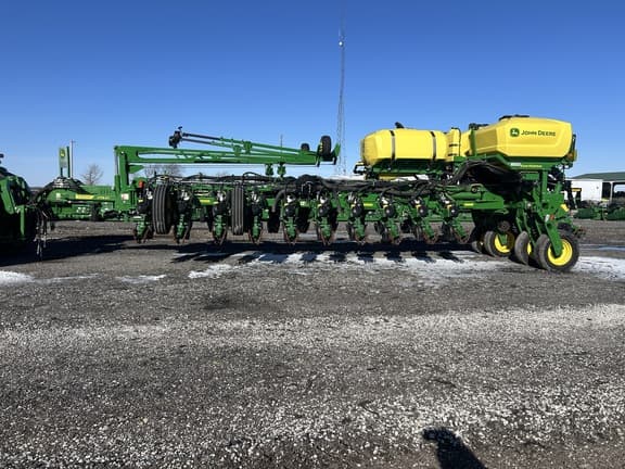 Image of John Deere 1775 equipment image 1