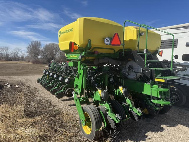 Image of John Deere 1775 equipment image 3