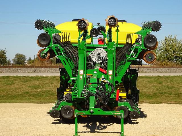 Image of John Deere 1795 equipment image 2