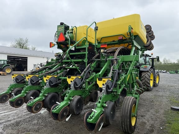 Image of John Deere 1795 equipment image 2