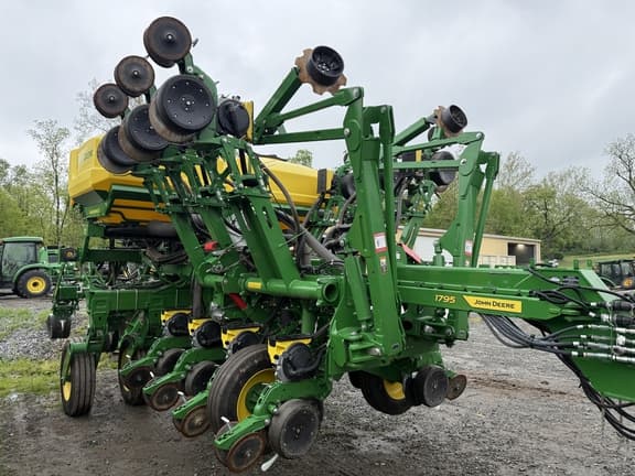 Image of John Deere 1795 equipment image 1