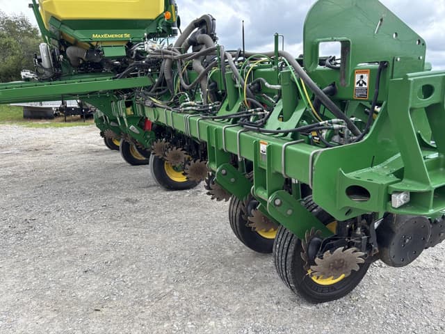 Image of John Deere 1795 equipment image 3