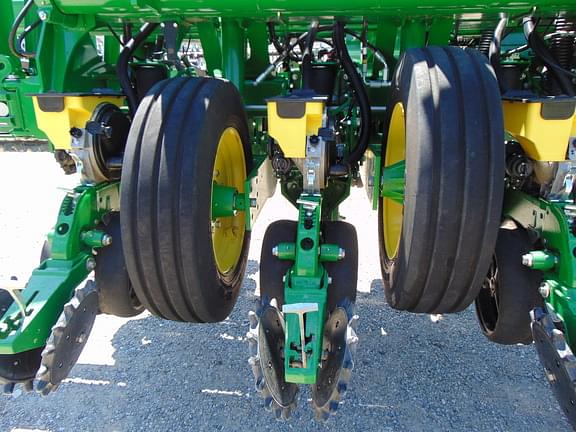 Image of John Deere 1795 equipment image 3