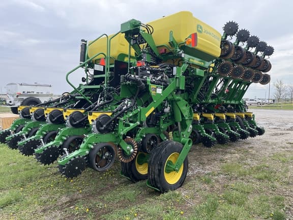 Image of John Deere 1795 equipment image 3