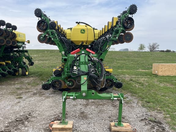 Image of John Deere 1795 equipment image 1