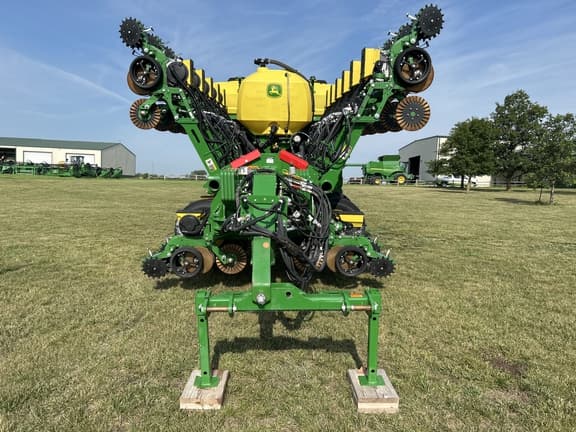 Image of John Deere 1795 equipment image 1