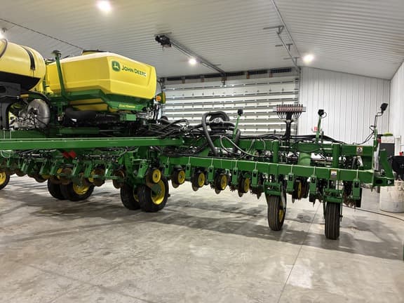 Image of John Deere 1795 equipment image 3