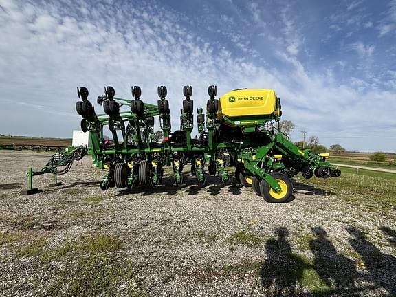 Image of John Deere 1795 equipment image 1