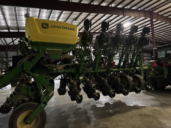Image of John Deere 1795 equipment image 2