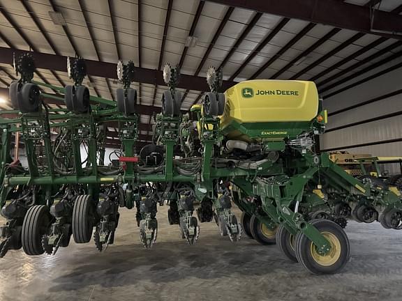 Image of John Deere 1795 equipment image 1