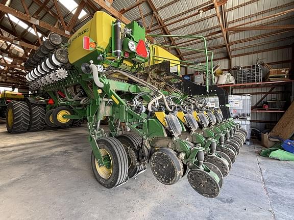 Image of John Deere 1795 equipment image 2