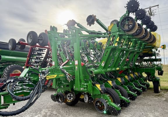 Image of John Deere 1795 equipment image 1