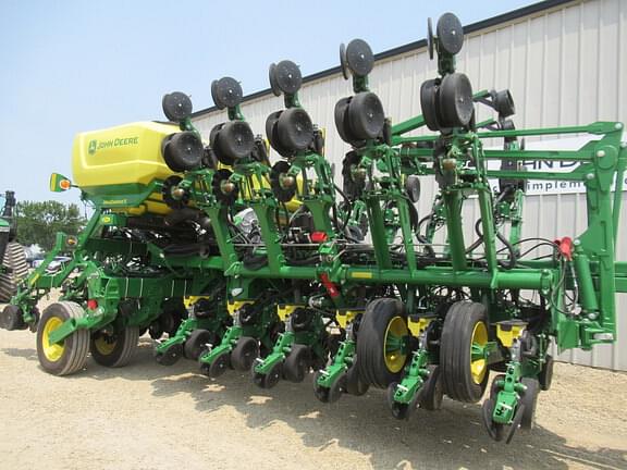 Image of John Deere 1795 equipment image 2