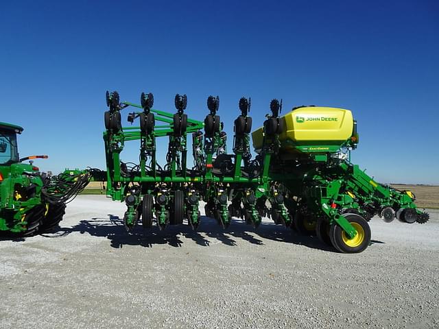 Image of John Deere 1795 equipment image 1