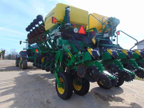 Image of John Deere 1795 equipment image 2