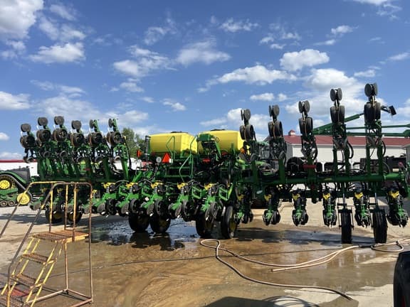 Image of John Deere 1795 equipment image 1