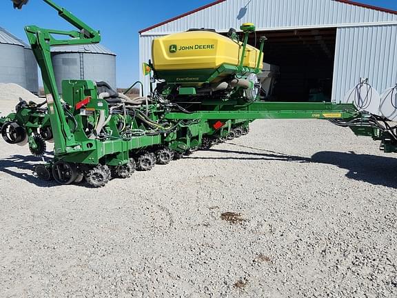 Image of John Deere 1795 equipment image 1