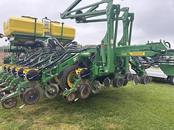 Image of John Deere 1795 equipment image 2