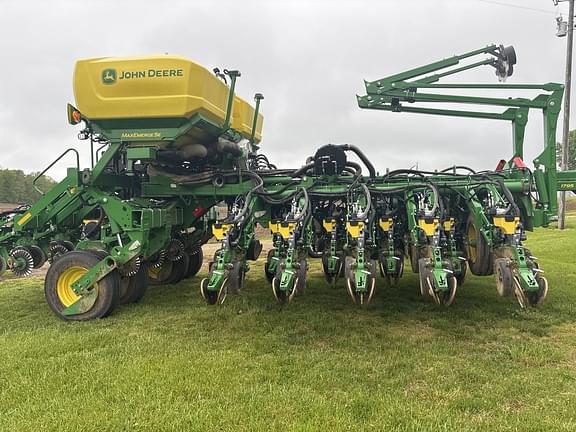 Image of John Deere 1795 equipment image 1