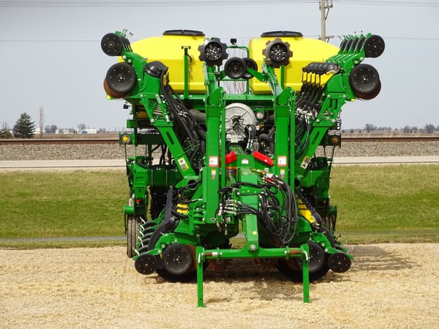 Image of John Deere 1795 equipment image 3