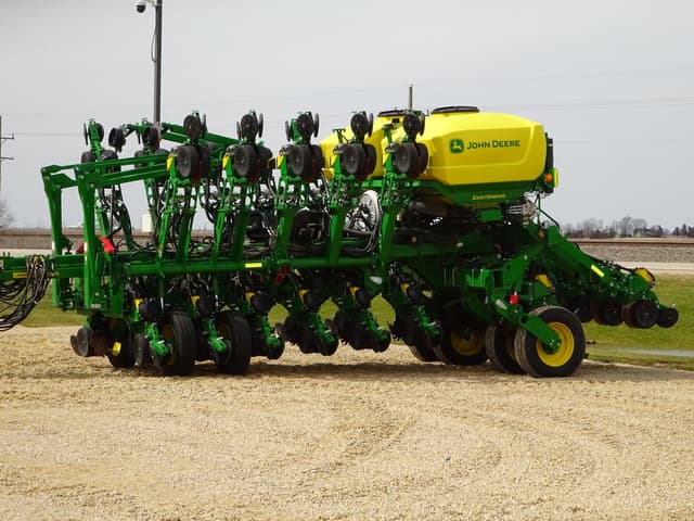 Image of John Deere 1795 equipment image 1