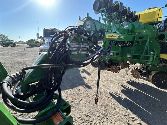 Image of John Deere 1795 equipment image 1