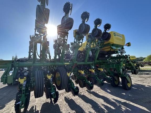 Image of John Deere 1795 equipment image 2