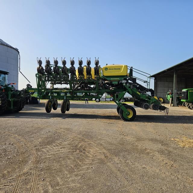 Image of John Deere 1795 equipment image 1