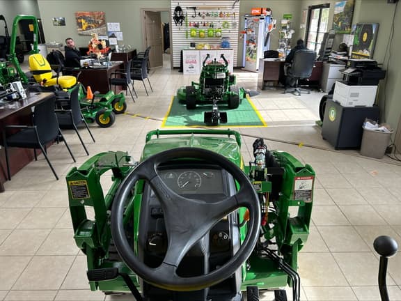 Image of John Deere 2025R equipment image 4