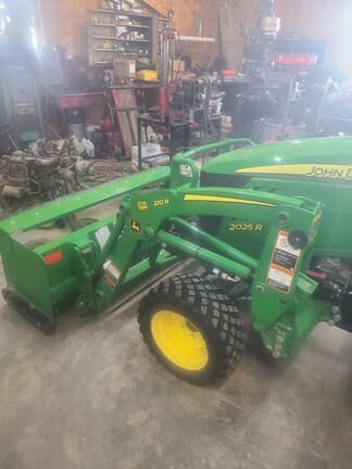 Image of John Deere 2025R equipment image 2