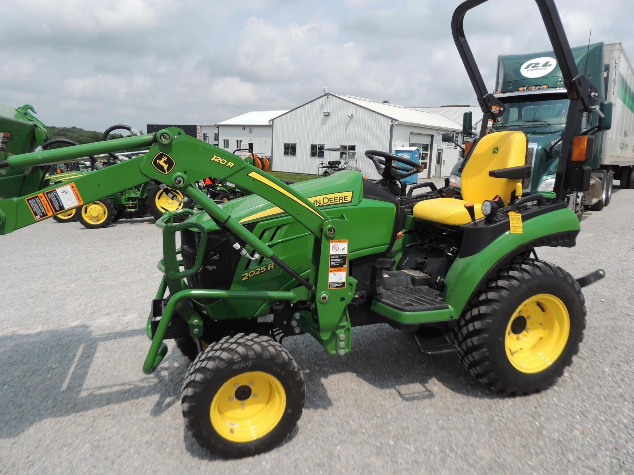 2024 John Deere 2025R Equipment Image0