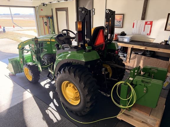 Image of John Deere 2032R equipment image 3