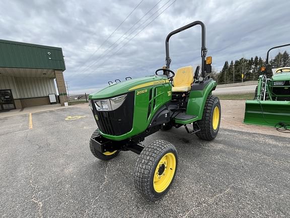 Image of John Deere 2032R equipment image 4