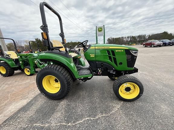 Image of John Deere 2032R equipment image 2