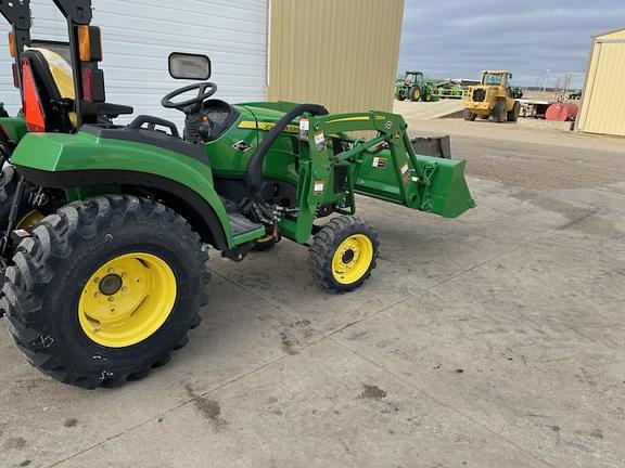 Image of John Deere 2032R equipment image 2