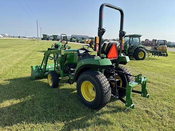 Image of John Deere 2032R equipment image 2