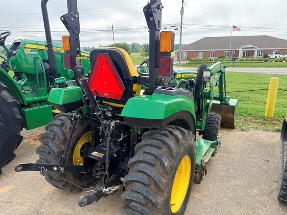 Image of John Deere 2032R equipment image 2